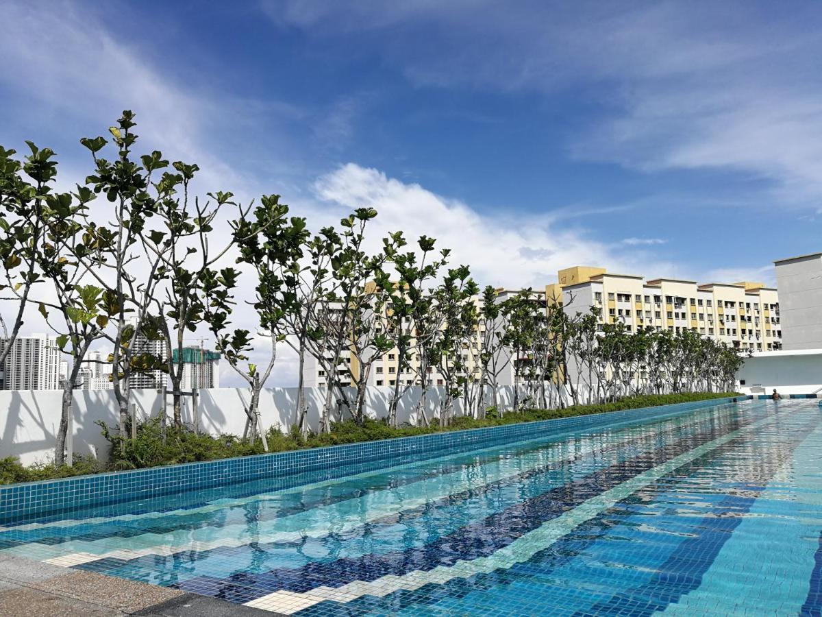 Landmark Stunning High Floor Coast View Studio #Netflix #Fast Wifi Tanjung Tokong Екстериор снимка